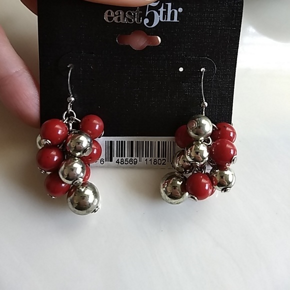 Set of Matching Red Earrings & necklace - Picture 6 of 7